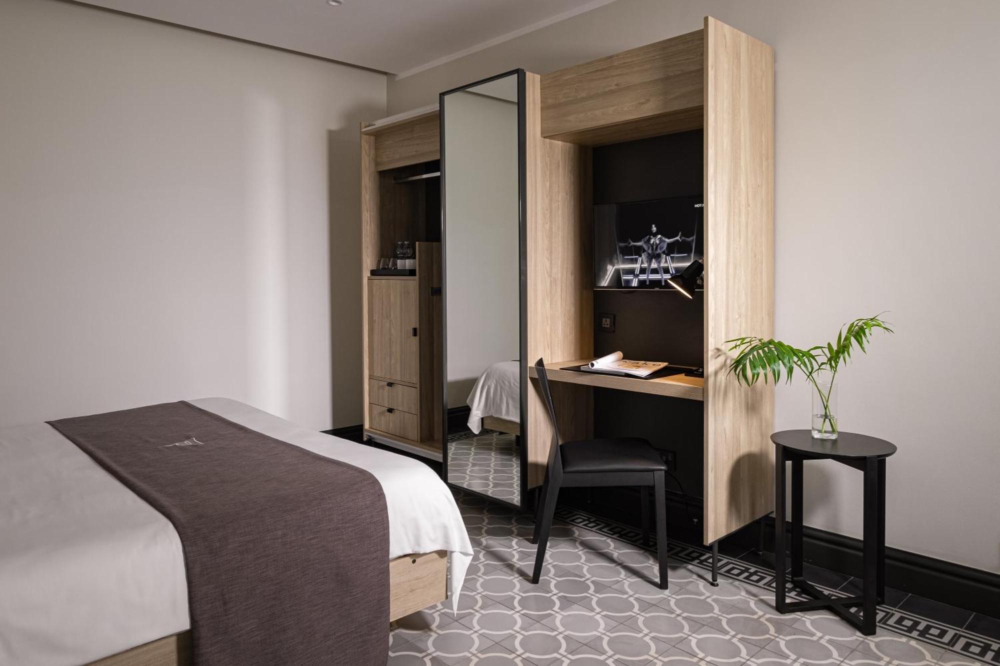 Großes Doppel-/Zweibettzimmer